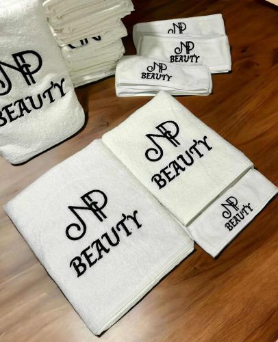 Nakışlı Güzellik Salonu Havlu Seti – Baş, Sedye Havlusu ve Saç Bandı